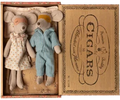 Mamá y Papá Ratón en Caja de Cigarros