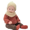 Muñeco Les Bambinis Yann con Ropa de Invierno y Suéter de Punto Rojo Burdeos